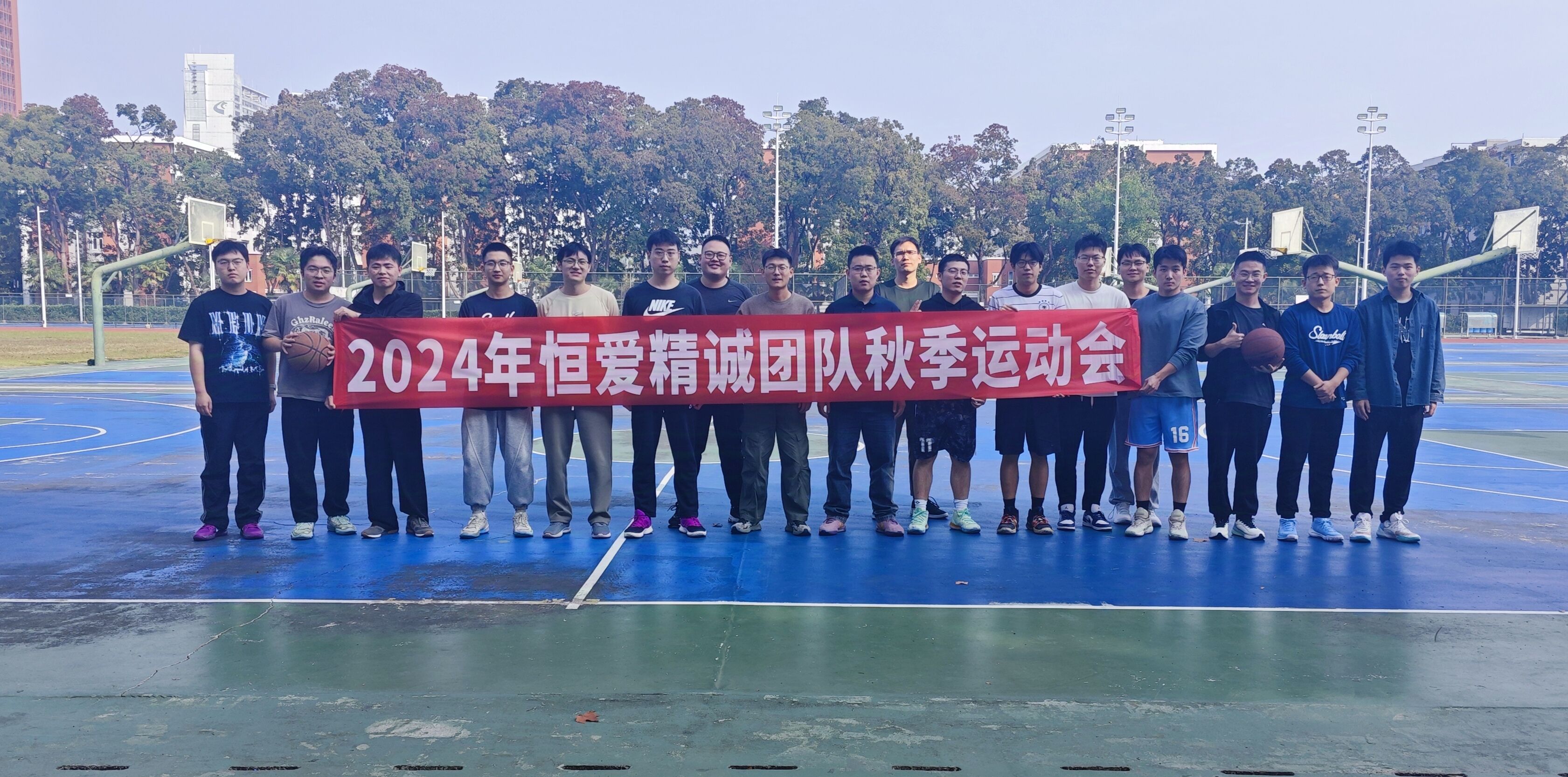 运动员团结协作，以团队荣誉为荣誉