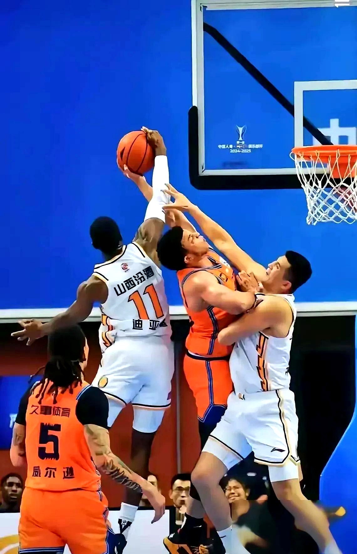 爱游戏app-山西队在比赛中掌握先机，夺得胜局