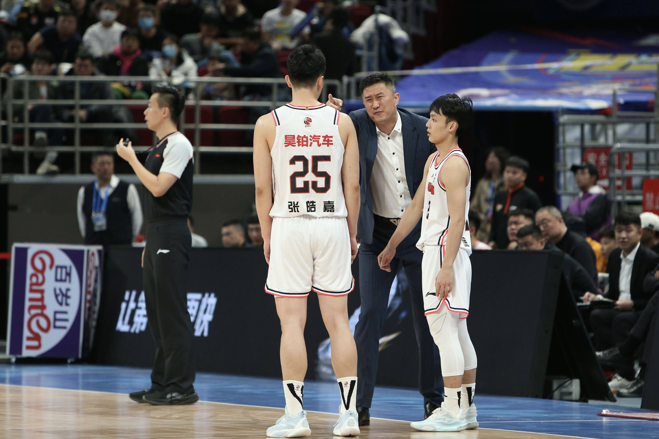 爱游戏-山西队遭遇失利，球队士气低落