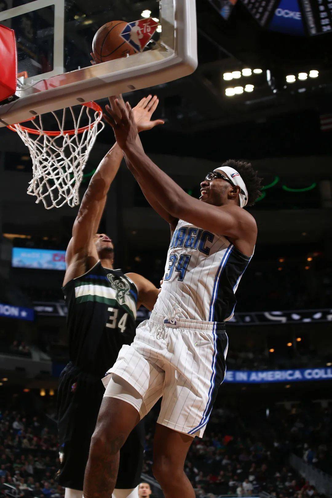 爱游戏官网-绿军力克雄鹿，奏响胜利乐章的简单介绍