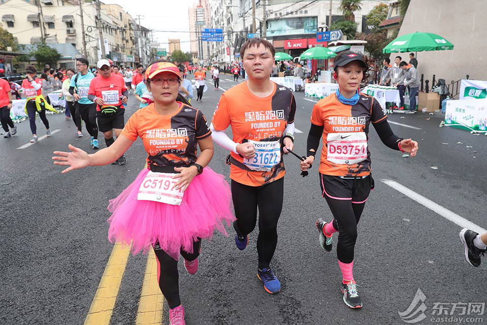 南非选手登上领奖台华丽表现