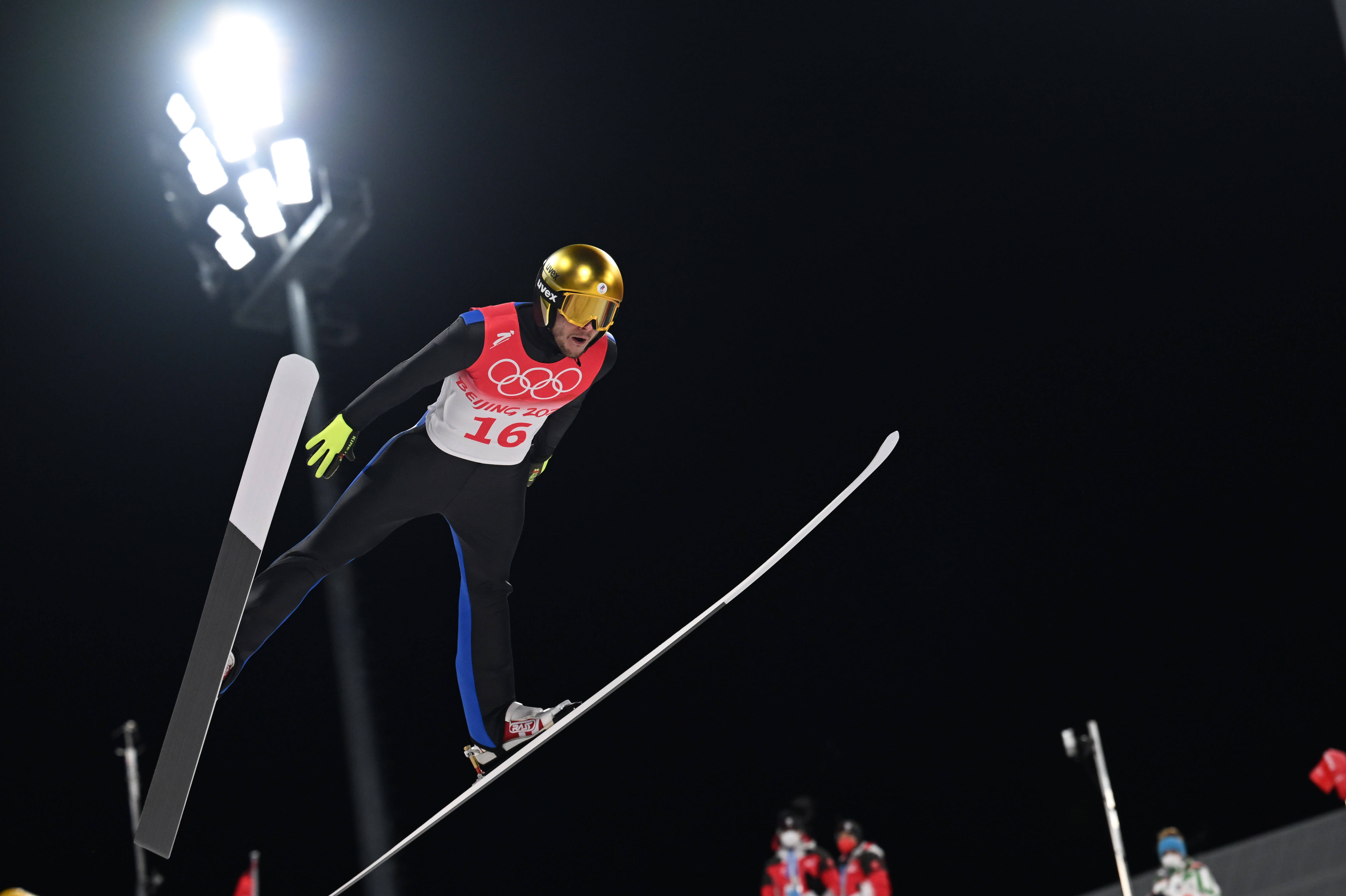 奥地利选手获得滑雪跳台冠军