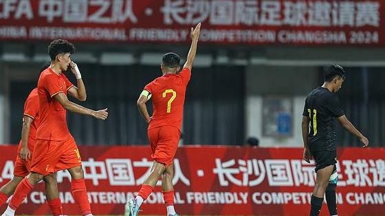 紧张的比赛中，一支球队以微弱优势取胜的简单介绍